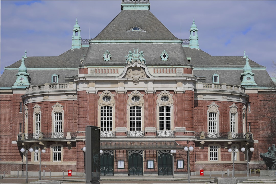 Ito ay may dalawang kapulungan: ang inihahalal na Pamahayan ng mga Hamak, at ang itinatalagang Pamahayan ng mga panginoon. - Hamburg | Secret World Trip Planner