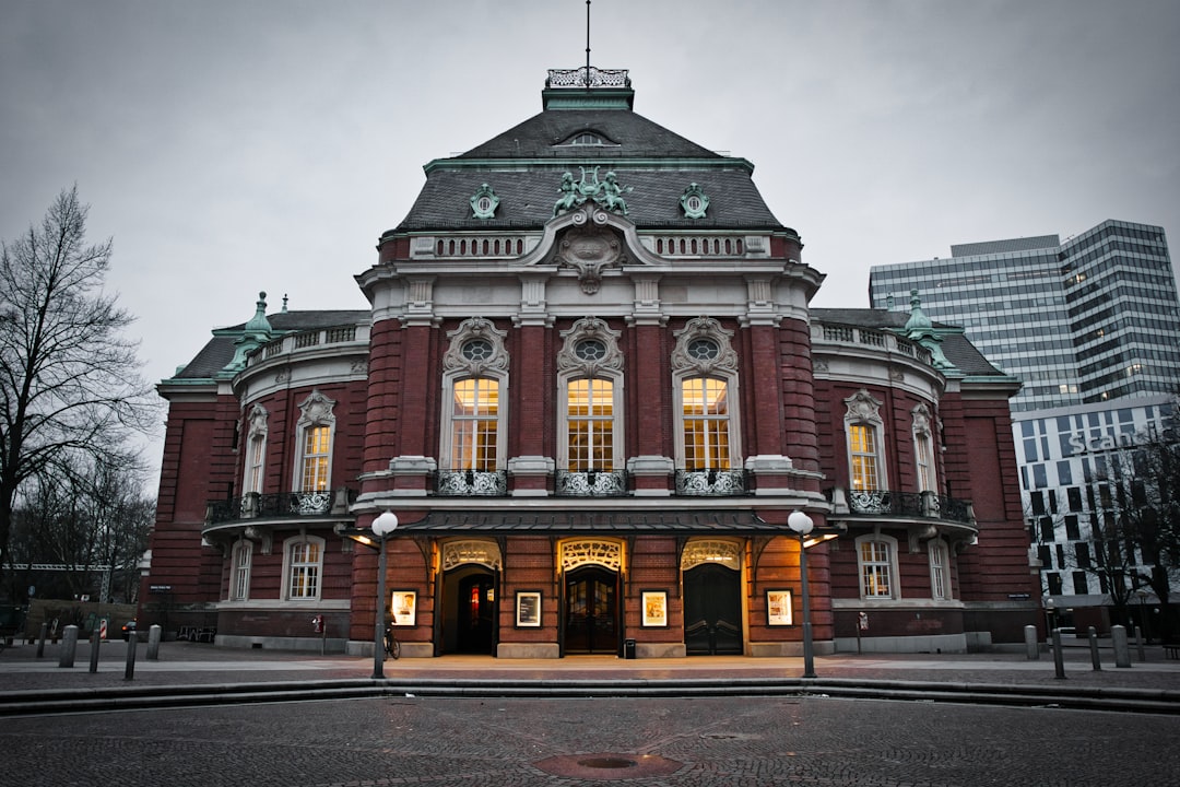 Ito ay may dalawang kapulungan: ang inihahalal na Pamahayan ng mga Hamak, at ang itinatalagang Pamahayan ng mga panginoon. - Hamburg | Secret World Trip Planner