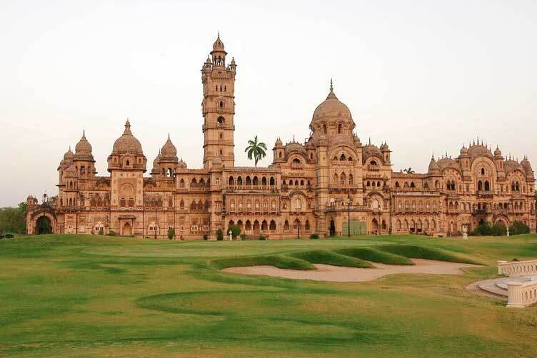 Gujarat:Palazzo Laxmi Vilas, un edificio stravagante - Vadodara | Secret World Trip Planner