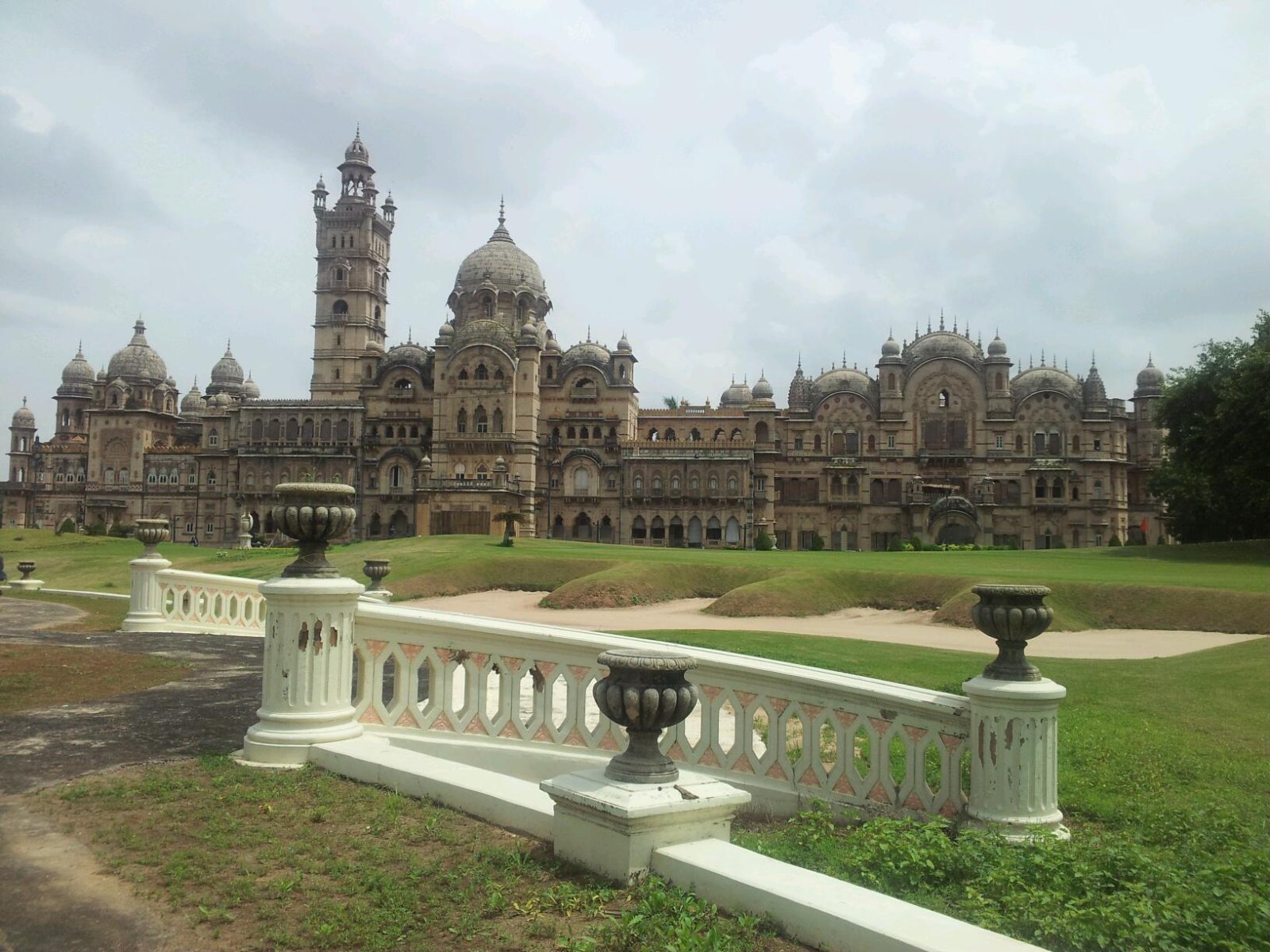 Gujarat:Palazzo Laxmi Vilas, un edificio stravagante - Vadodara | Secret World Trip Planner