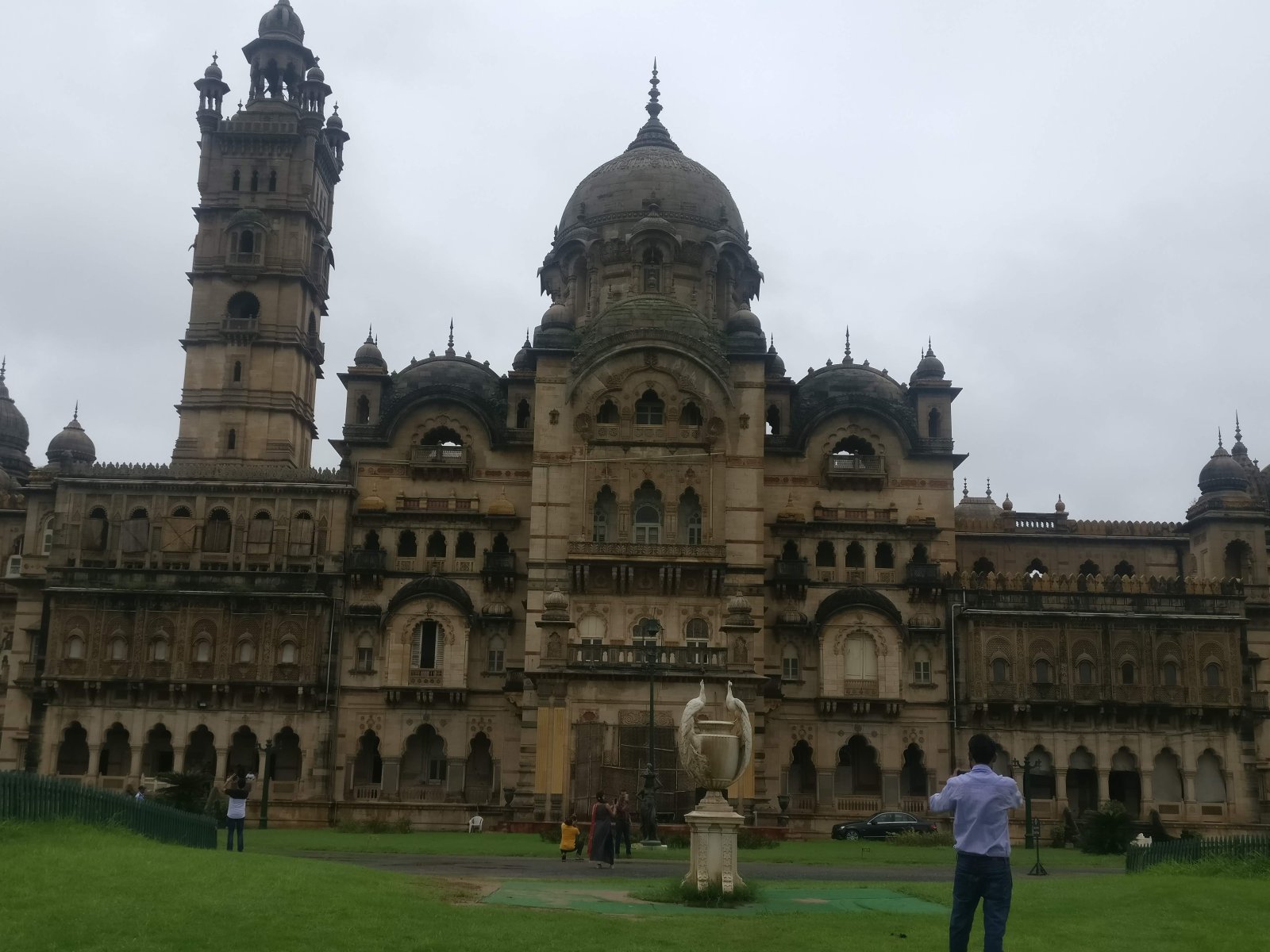 Gujarat:Palazzo Laxmi Vilas, un edificio stravagante - Vadodara | Secret World Trip Planner