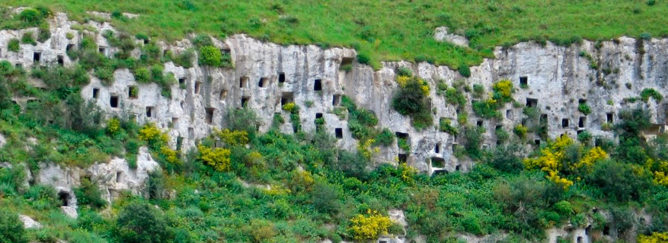 Syracuse dan pekuburan batu di Pantalica - Siracusa SR | Secret World Trip Planner