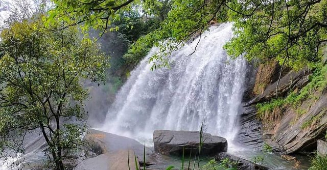 Ella Falls-en egon nintzen - Huluganga | Secret World Trip Planner