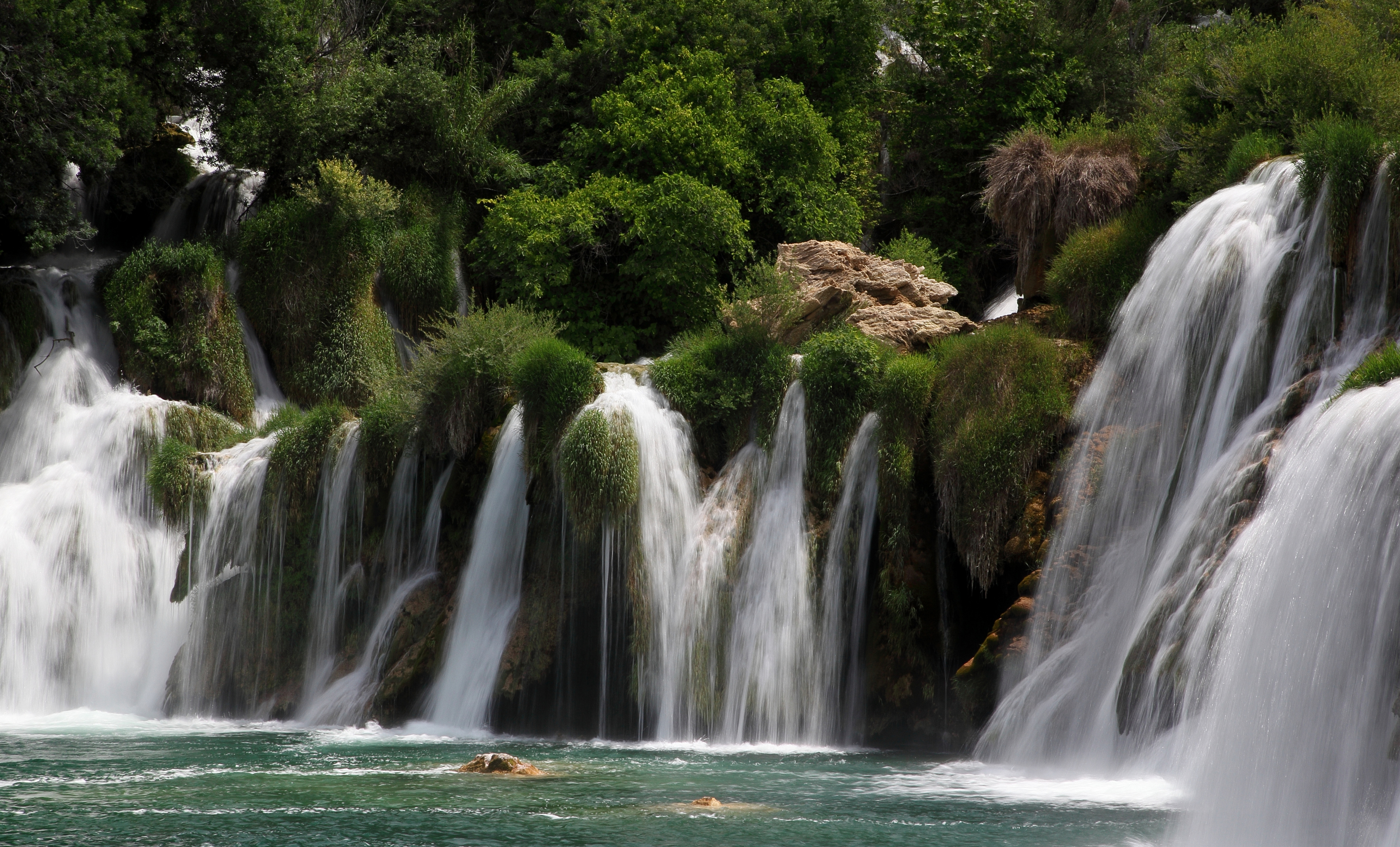 Маленьке село Бом-ле-Месьє - Baume-les-Messieurs | Secret World Trip Planner