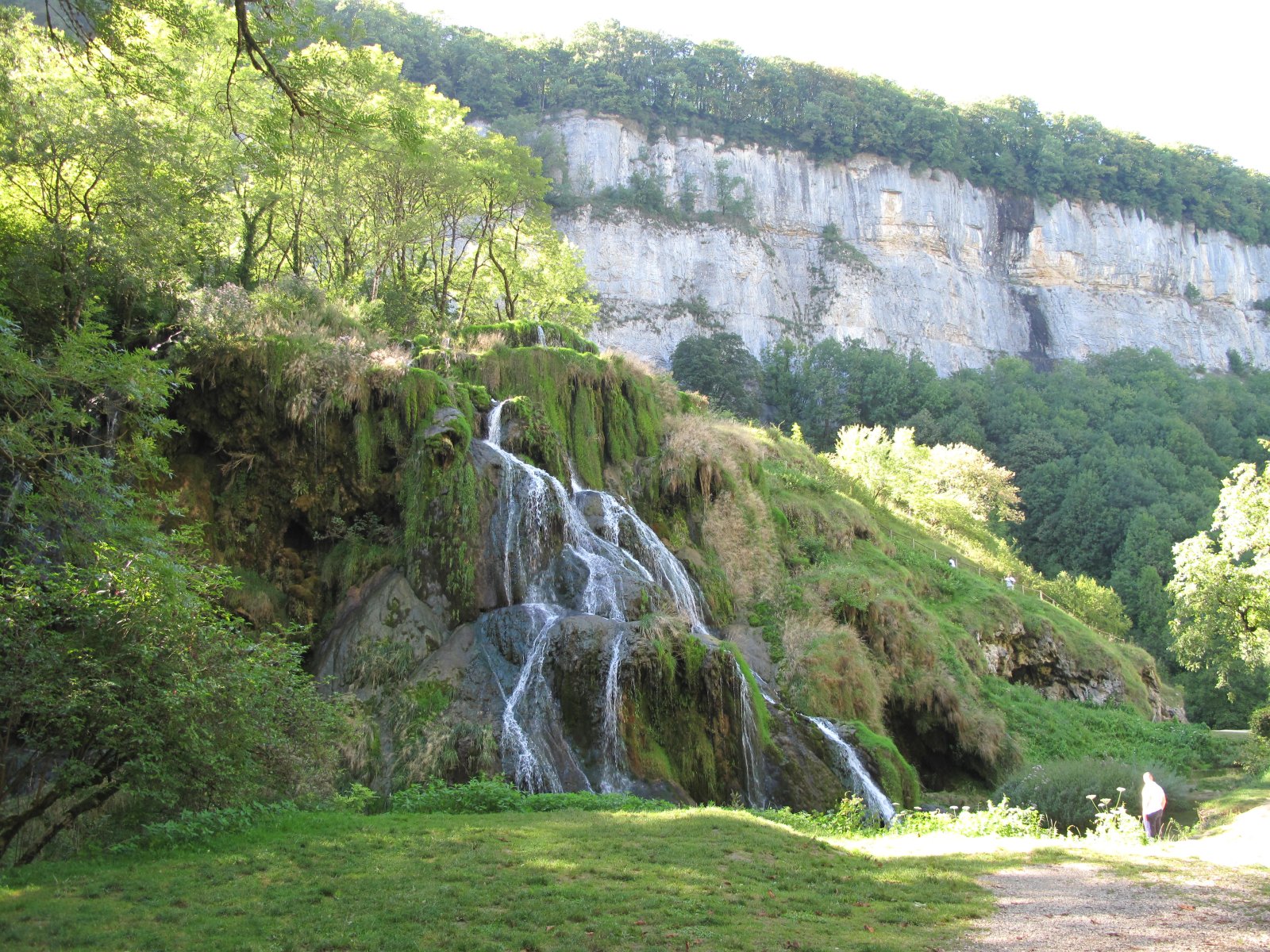 Маленьке село Бом-ле-Месьє - Baume-les-Messieurs | Secret World Trip Planner