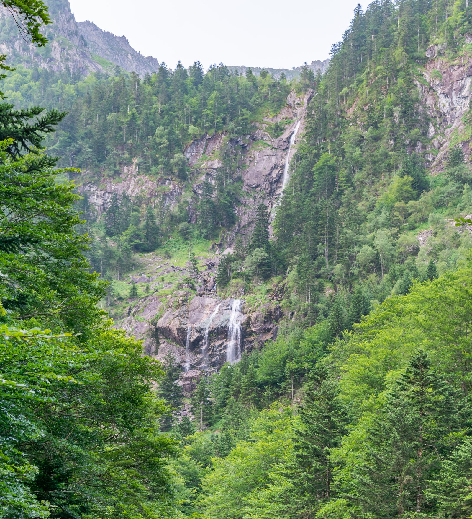 La cascada de Ars en los Pirineos - Aulus-les-Bains | Secret World Trip Planner