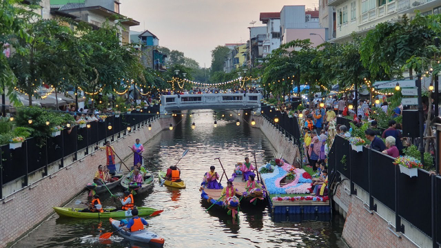 ஓங் வாக்கிங் ஸ்ட்ரீட் - Phra Nakhon | Secret World Trip Planner