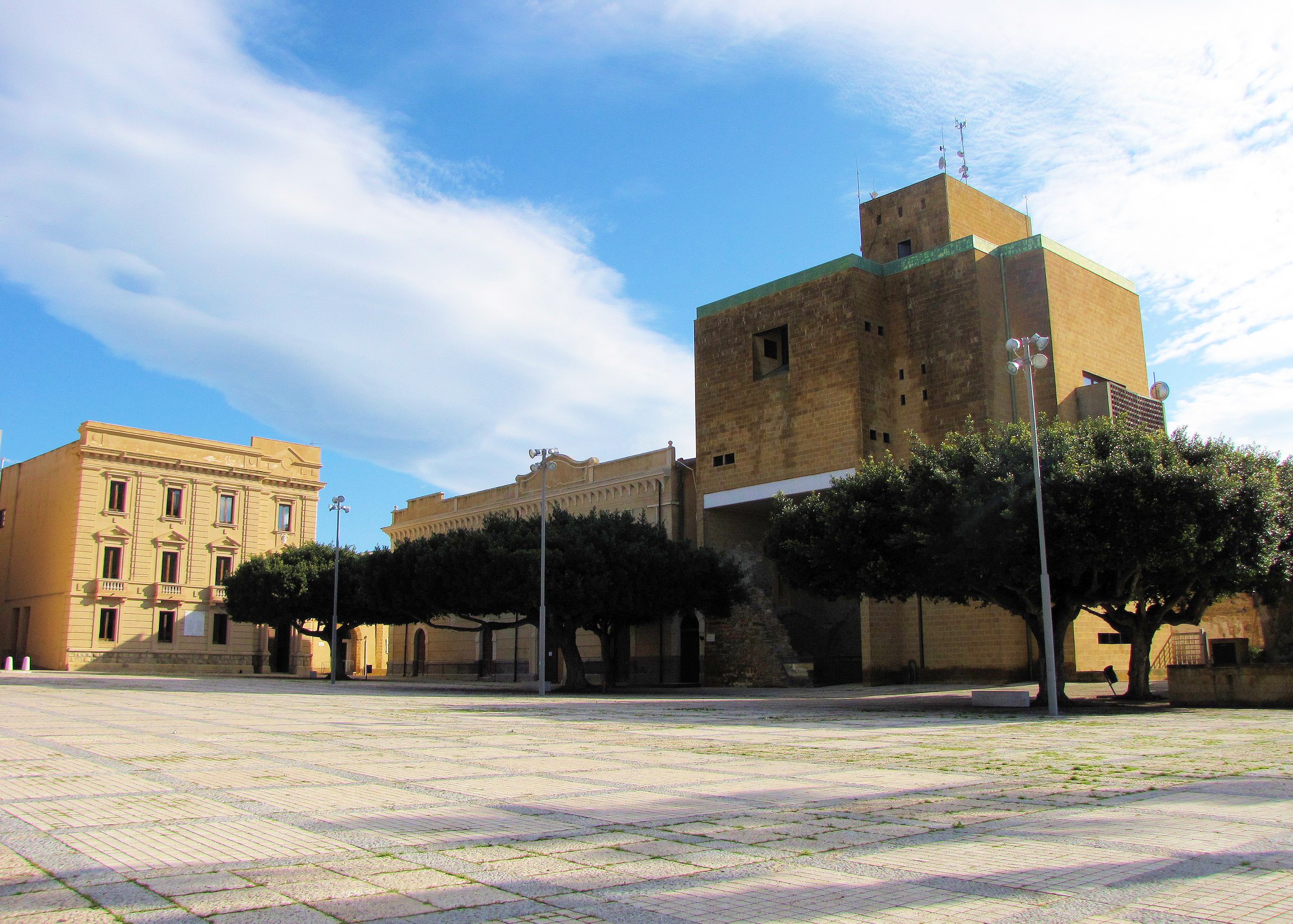 نپ... سورج ، سمندر ، تاریخ اور کھانے اور شراب