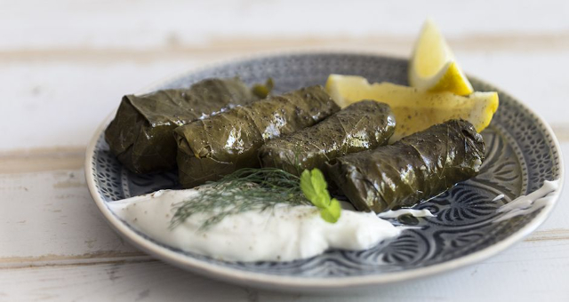 Grekiska dolmades - fyllda vindruvsblad - Athina | Secret World Trip Planner
