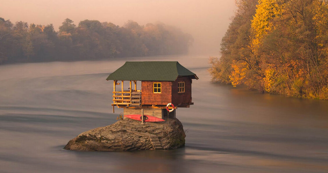 Et lille hus midt i Drina-floden - Bajina Bašta | Secret World Trip Planner