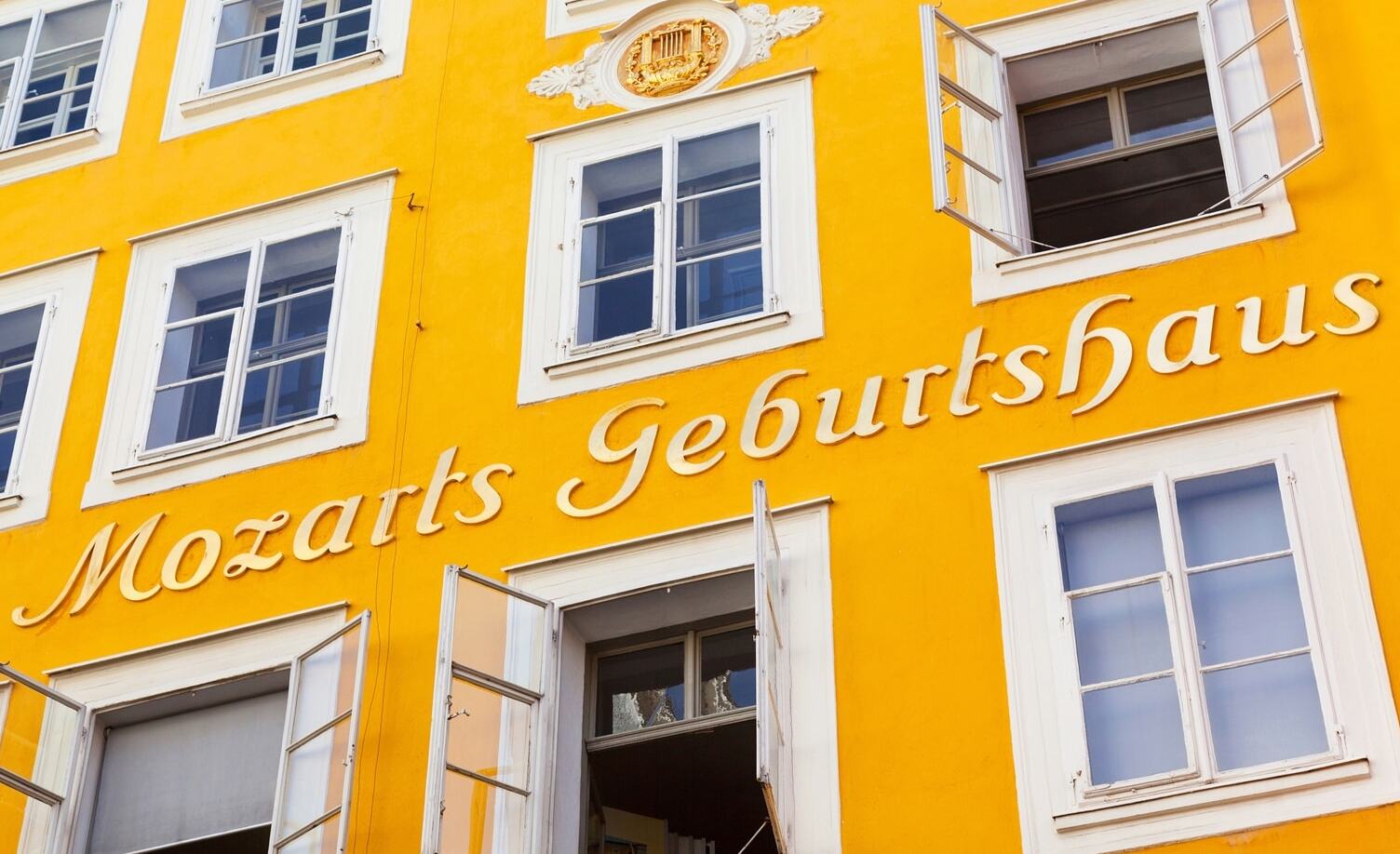 W. A. Mozart werd geboren in de Hagenauer Haus.”  - Salzburg | Secret World Trip Planner