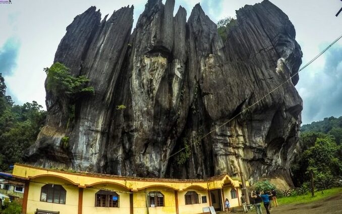 Yana och den hemliga passagen i berget - Yana | Secret World Trip Planner