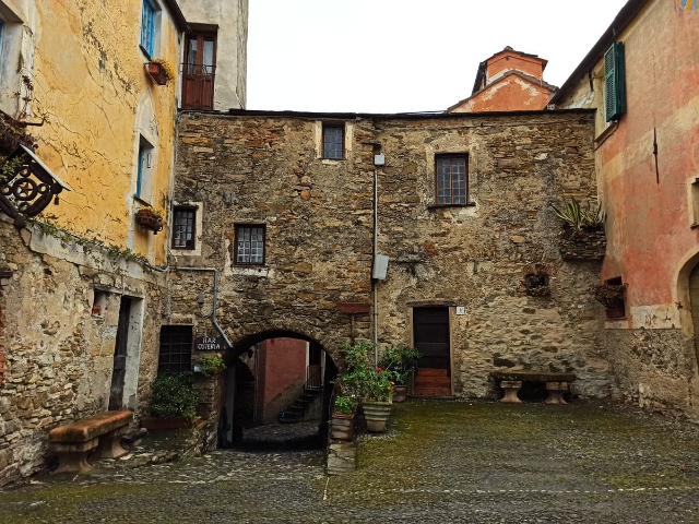 Colla Micheri: zaczarowana wioska Thora Heyerdahla - Colla Micheri | Secret World Trip Planner