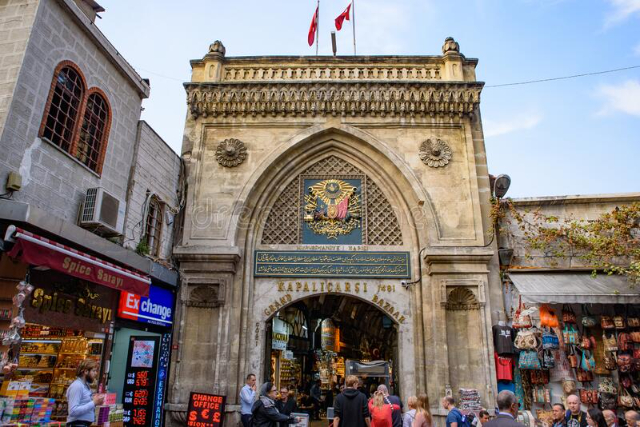 گرینڈ بازار - Piazza Beyazit | Secret World Trip Planner