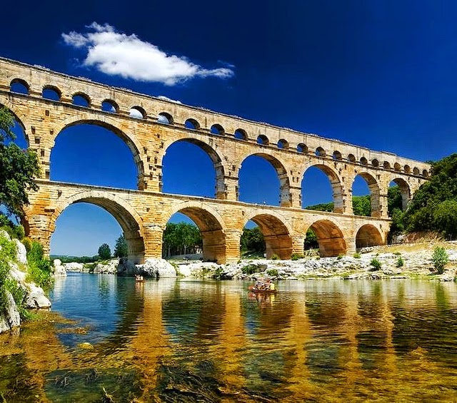 ポンデュガールは古代ローマの水道橋です...  Secret World