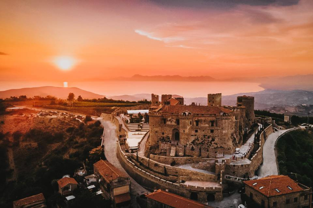 ਰੌਕਾ ਸੀਲੇਂਟੋ ਕੈਸਲ - Rocca Cilento | Secret World Trip Planner