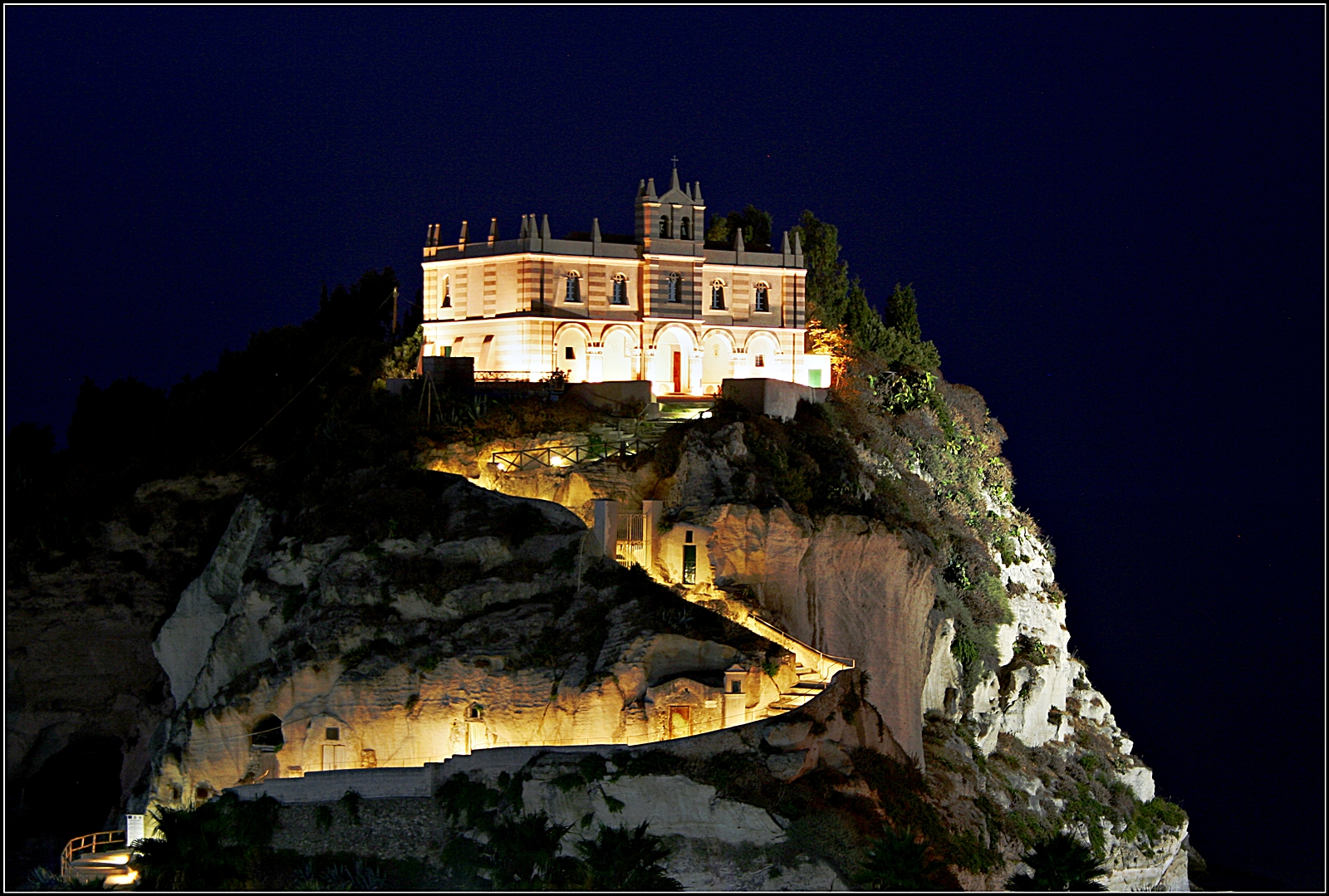 С. Марыя з вострава - Tropea | Secret World Trip Planner