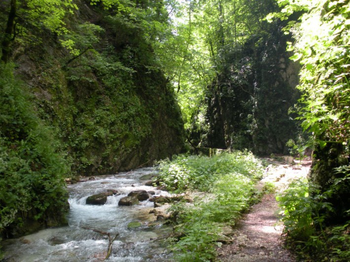 Gola dell'infernaccio eta S Leonardoren baseliza - Montefortino | Secret World Trip Planner