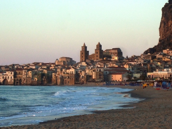 Cefalu agus luí na gréine álainn ar an trá - 90015 Cefalù PA | Secret World Trip Planner