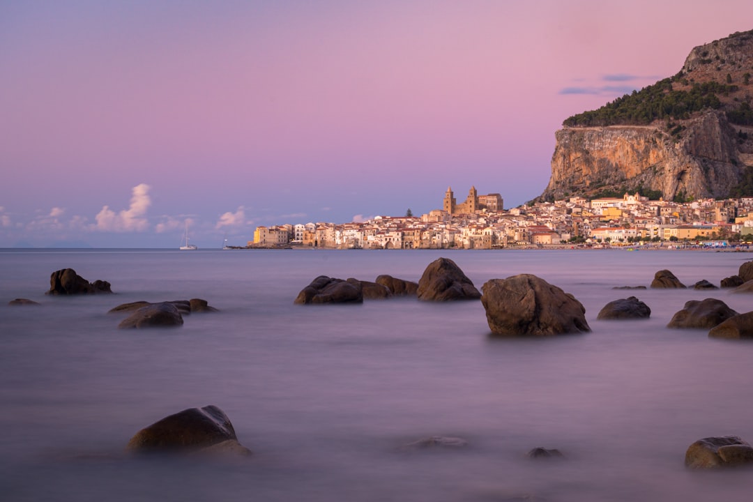 Cefalu agus luí na gréine álainn ar an trá - 90015 Cefalù PA | Secret World Trip Planner