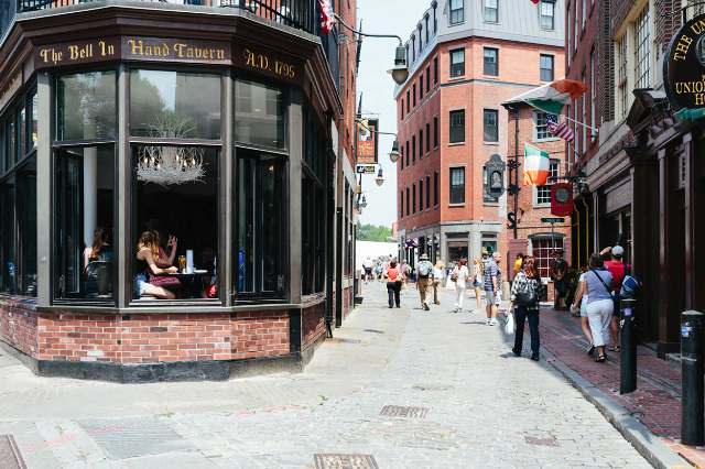 The Bell in Hand Tavern: Amerikas vecākā krodziņa. - 45 Union St | Secret World Trip Planner