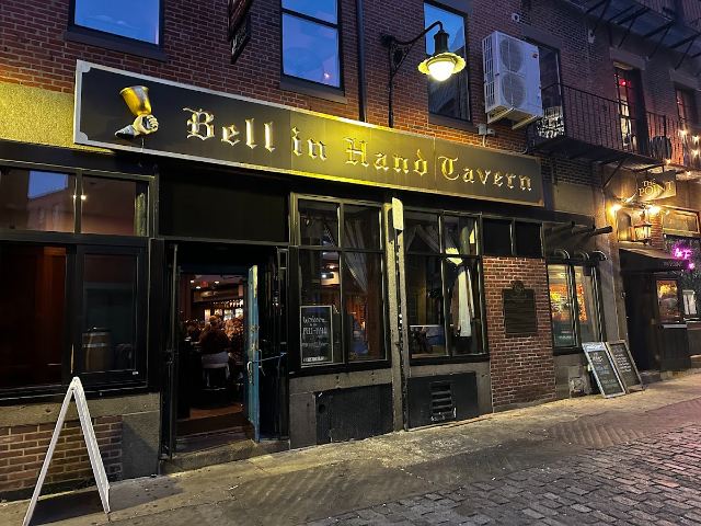The Bell in Hand Tavern: Amerikas vecākā krodziņa. - 45 Union St | Secret World Trip Planner