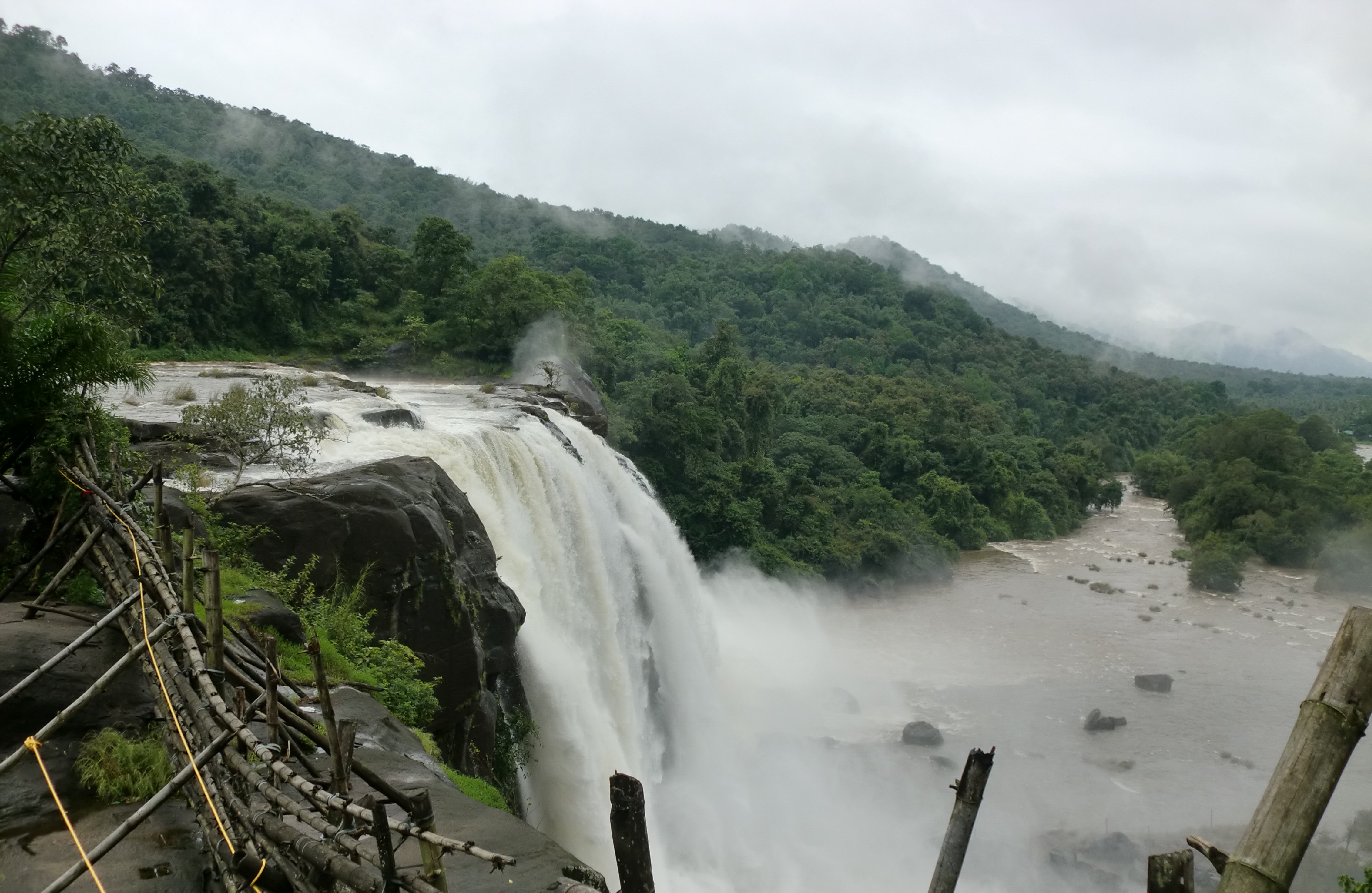 아테라팔리 폭포-케랄라에서 가장 큰 폭포 - Athirappilly Water Falls | Secret World Trip Planner