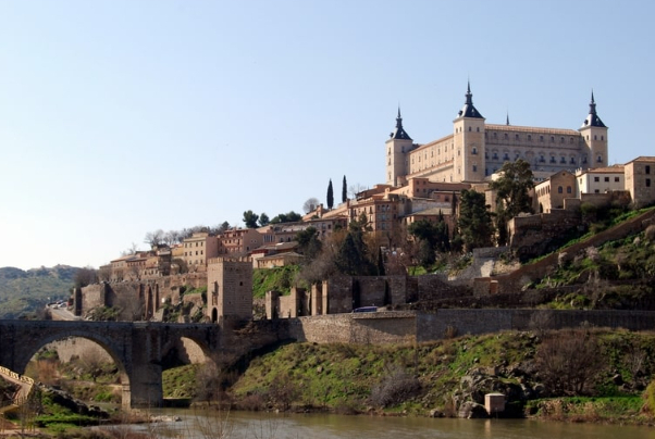 A Puente de San Martín, uma ponte medieval sobre o Tejo - Toledo | Secret World Trip Planner