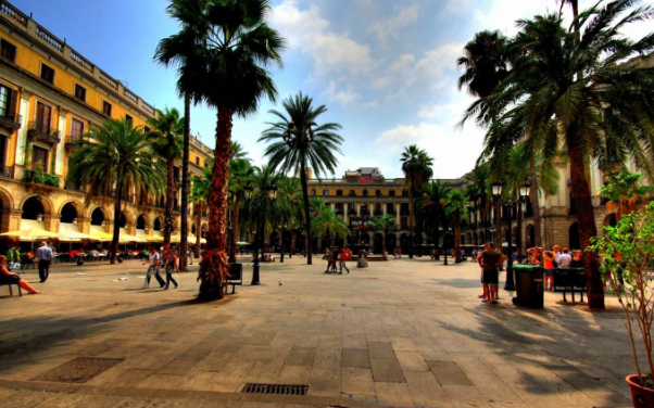 Plaça Reial - Barcelona | Secret World Trip Planner