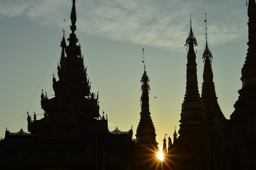 Schwedagon Pawa令人印象深刻的金色佛教纪念碑 - Yangon | Secret World Trip Planner