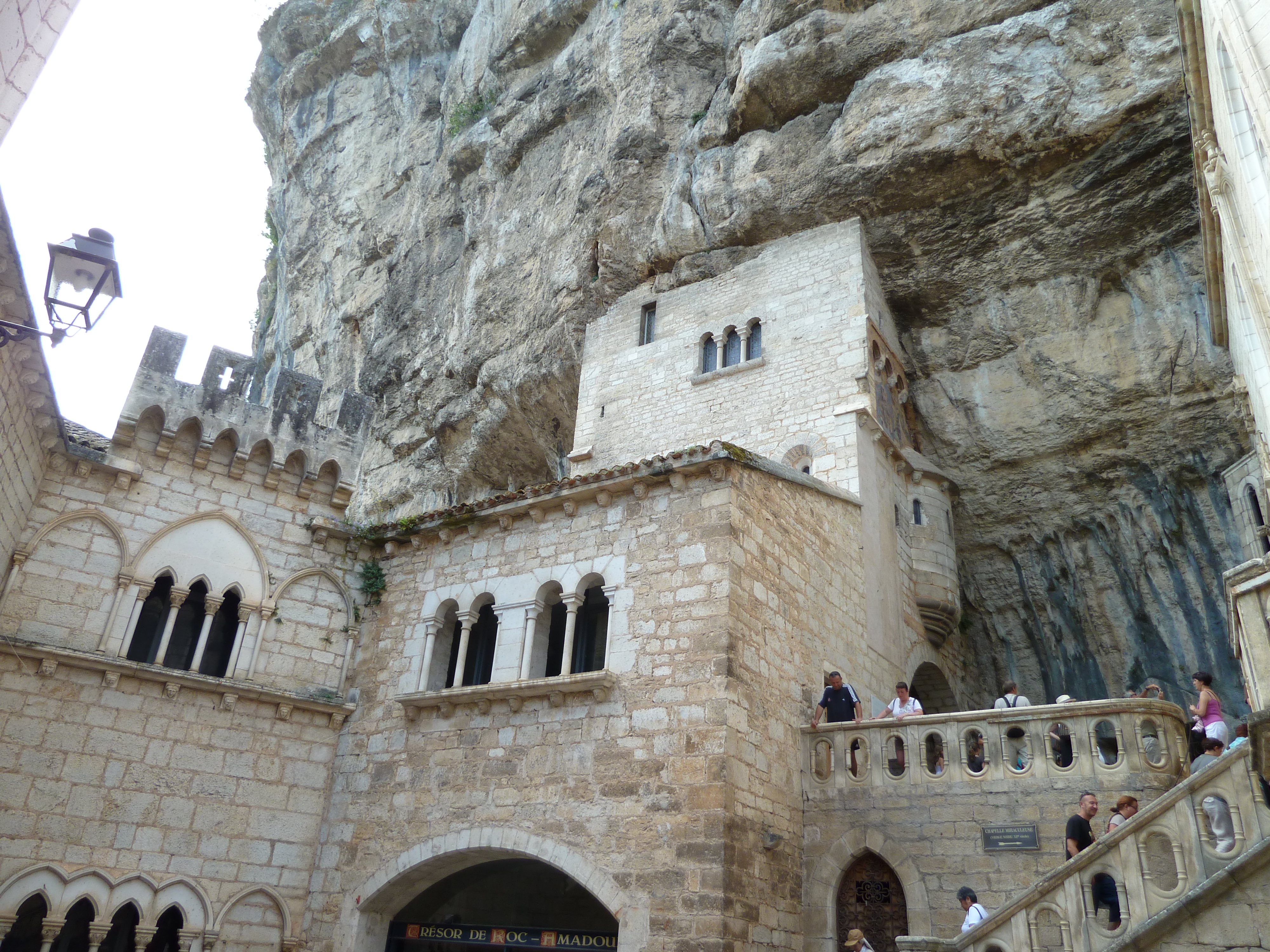 Rocamadour je malá vesnice postavená na strmé skalní stěně údolní strany. - Rocamadour | Secret World Trip Planner