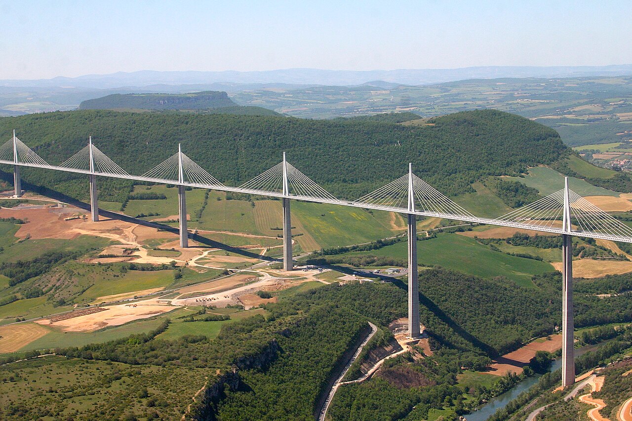 Millau viadukt: Millau sillad: Maailma kõrgeim sild - La Bastide-Pradines | Secret World Trip Planner