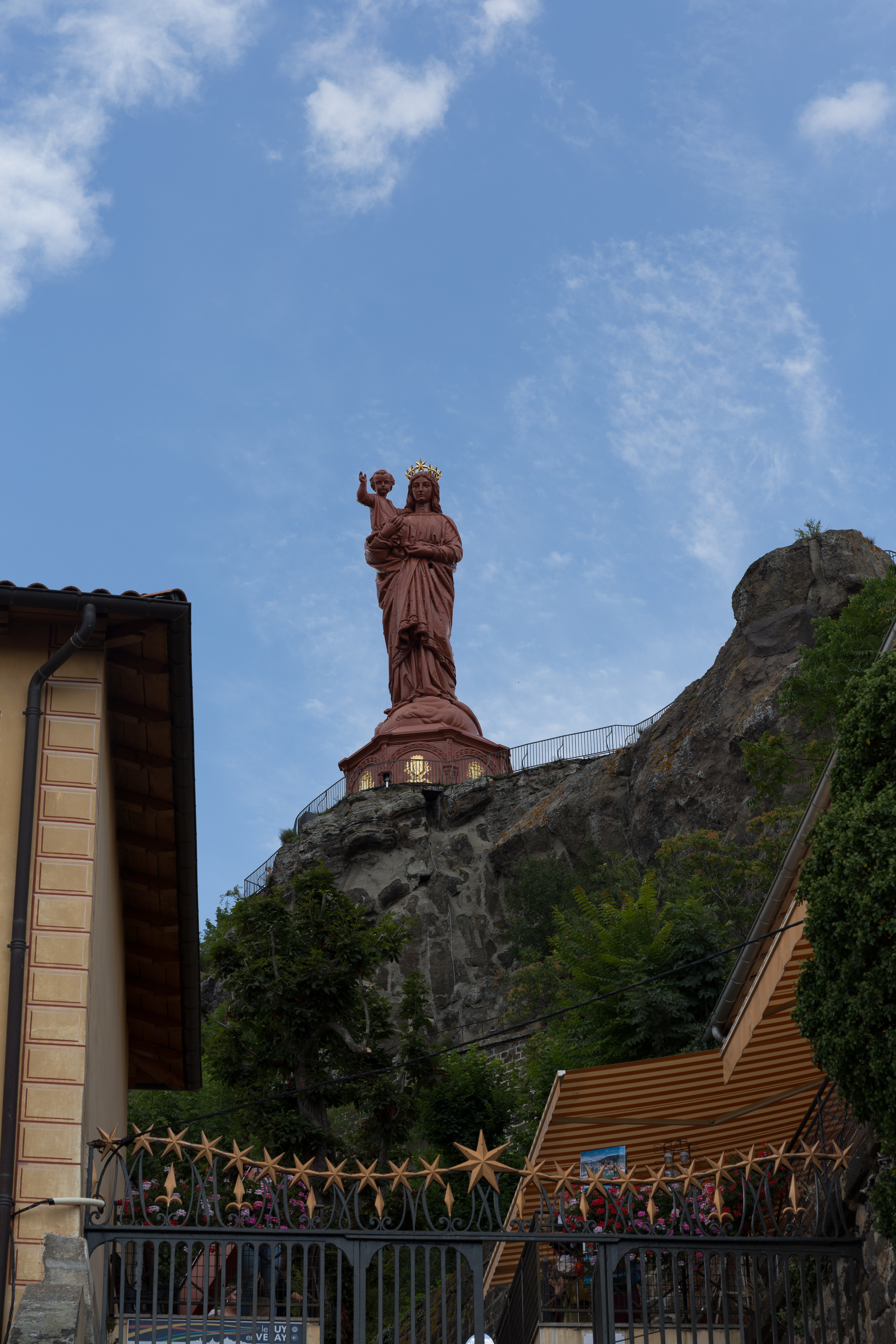 La estatua de Nuestra Señora de Francia en Le Puy-en-Velay - Le Puy-en-Velay | Secret World Trip Planner