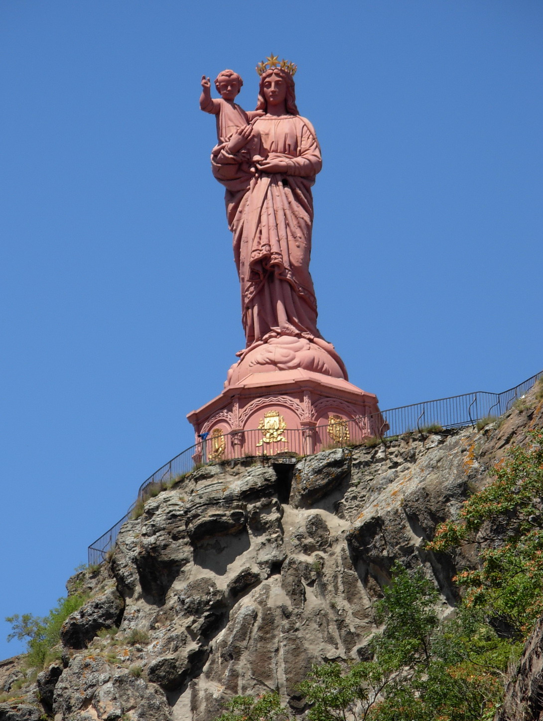 La estatua de Nuestra Señora de Francia en Le Puy-en-Velay - Le Puy-en-Velay | Secret World Trip Planner
