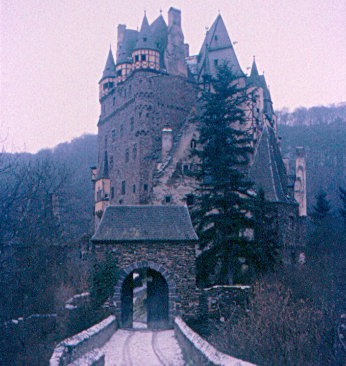 Kouzelný hrad Burg Eltz - Münstermaifeld | Secret World Trip Planner