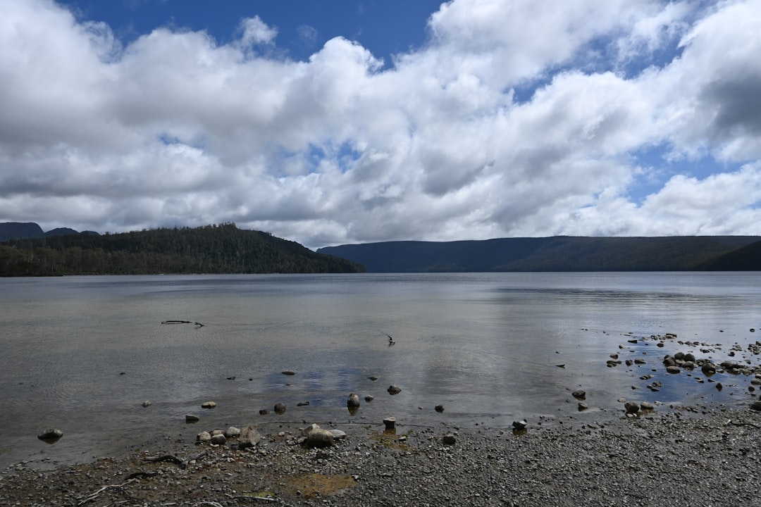 Le lac St. Clair est le lac d'eau douce le plus profond d'Australie - Lake Saint Clair | Secret World Trip Planner