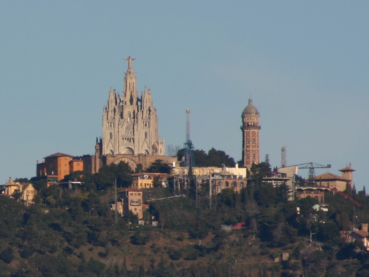 Barcellona eta ikusgarria Tibidabo Katedrala del Sagrat Cor - Sekretua Munduarekin - Barcellona | Secret World Trip Planner