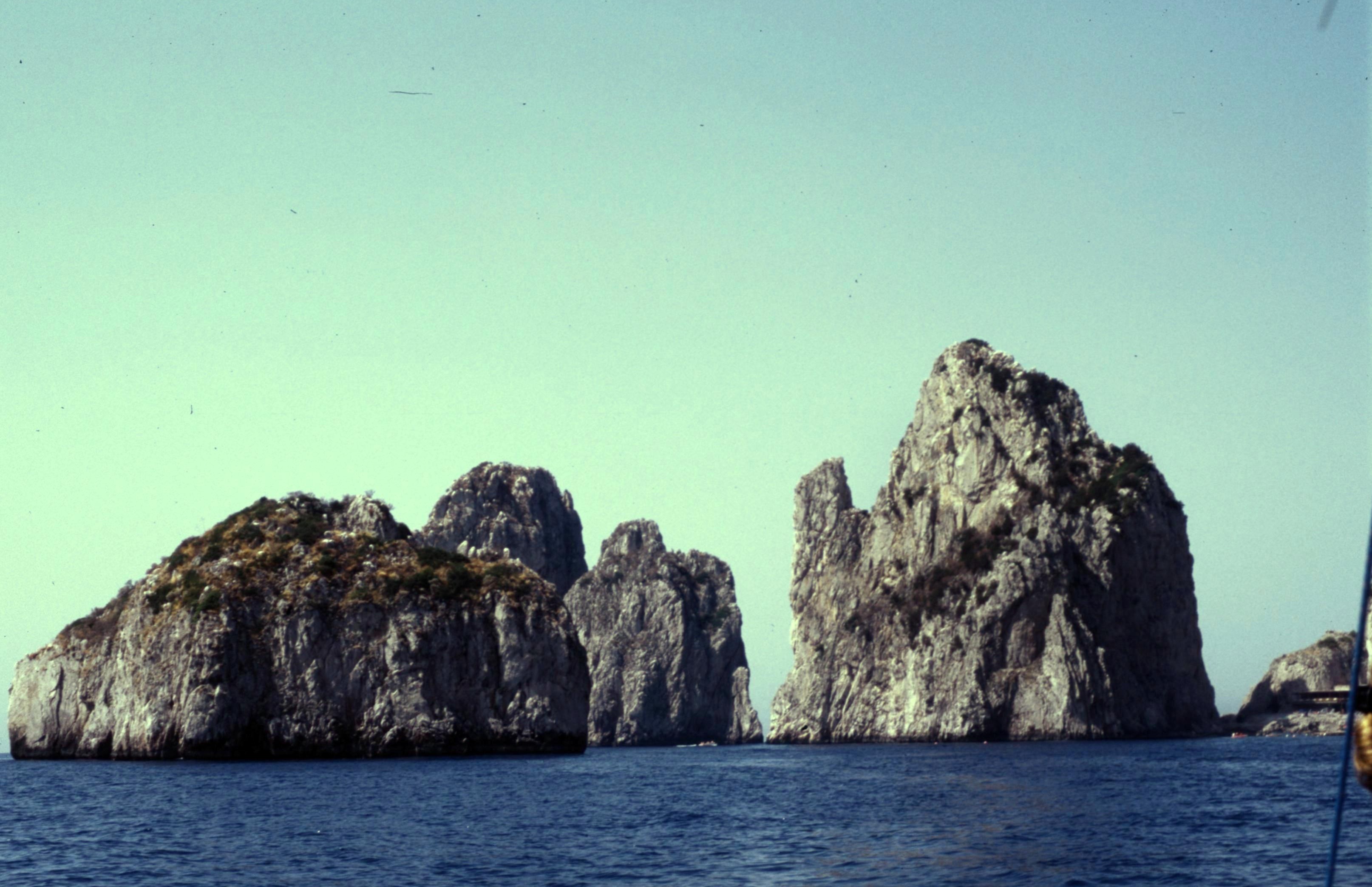 نماد Faraglioni کاپری راز جهان - I Faraglioni | Secret World Trip Planner