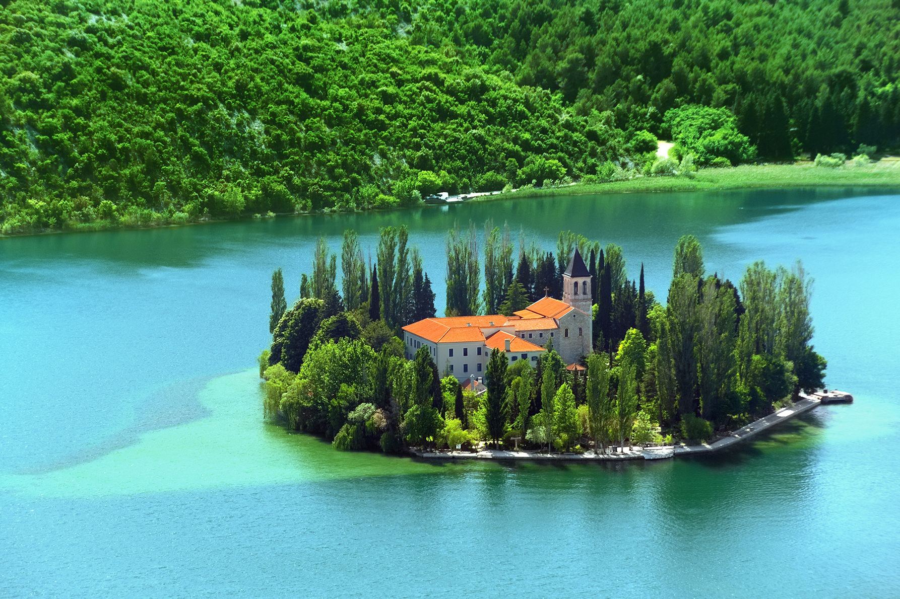 Die Insel Visovac mit dem Franziskanerkloster - Brištane | Secret World Trip Planner