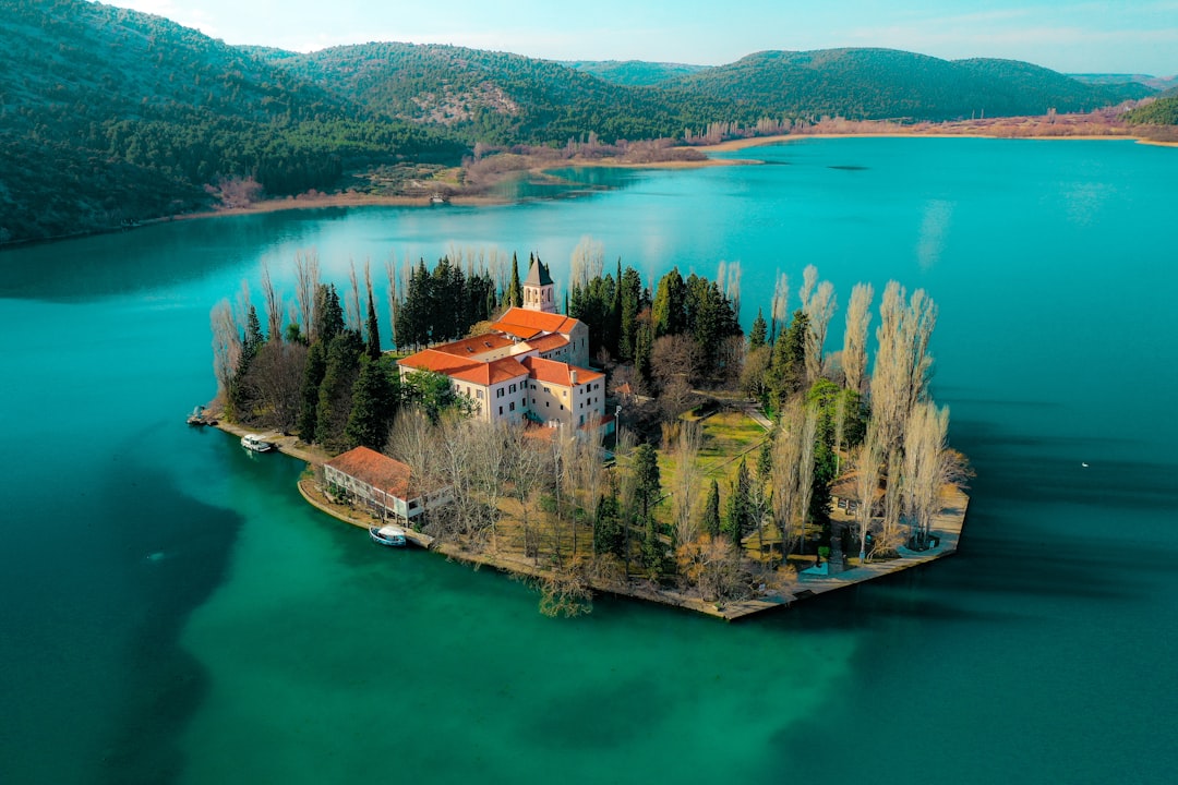 Die Insel Visovac mit dem Franziskanerkloster - Brištane | Secret World Trip Planner