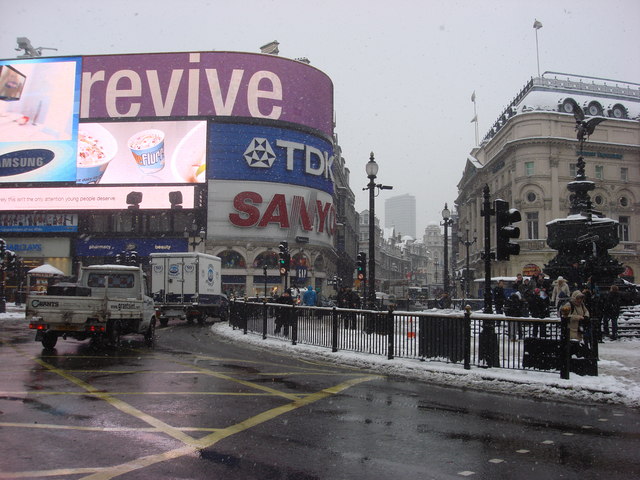 Piccadilly Circus - Londra | Secret World Trip Planner