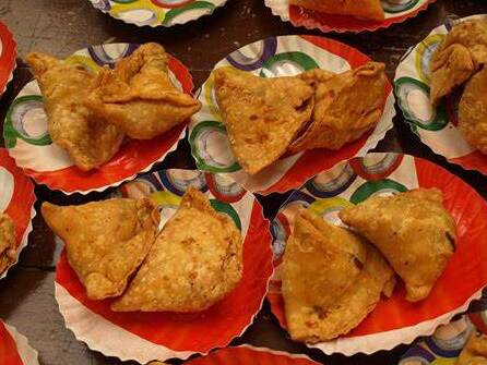 Bombaj: Samosa, chutné knedle - Gurukripa | Secret World Trip Planner