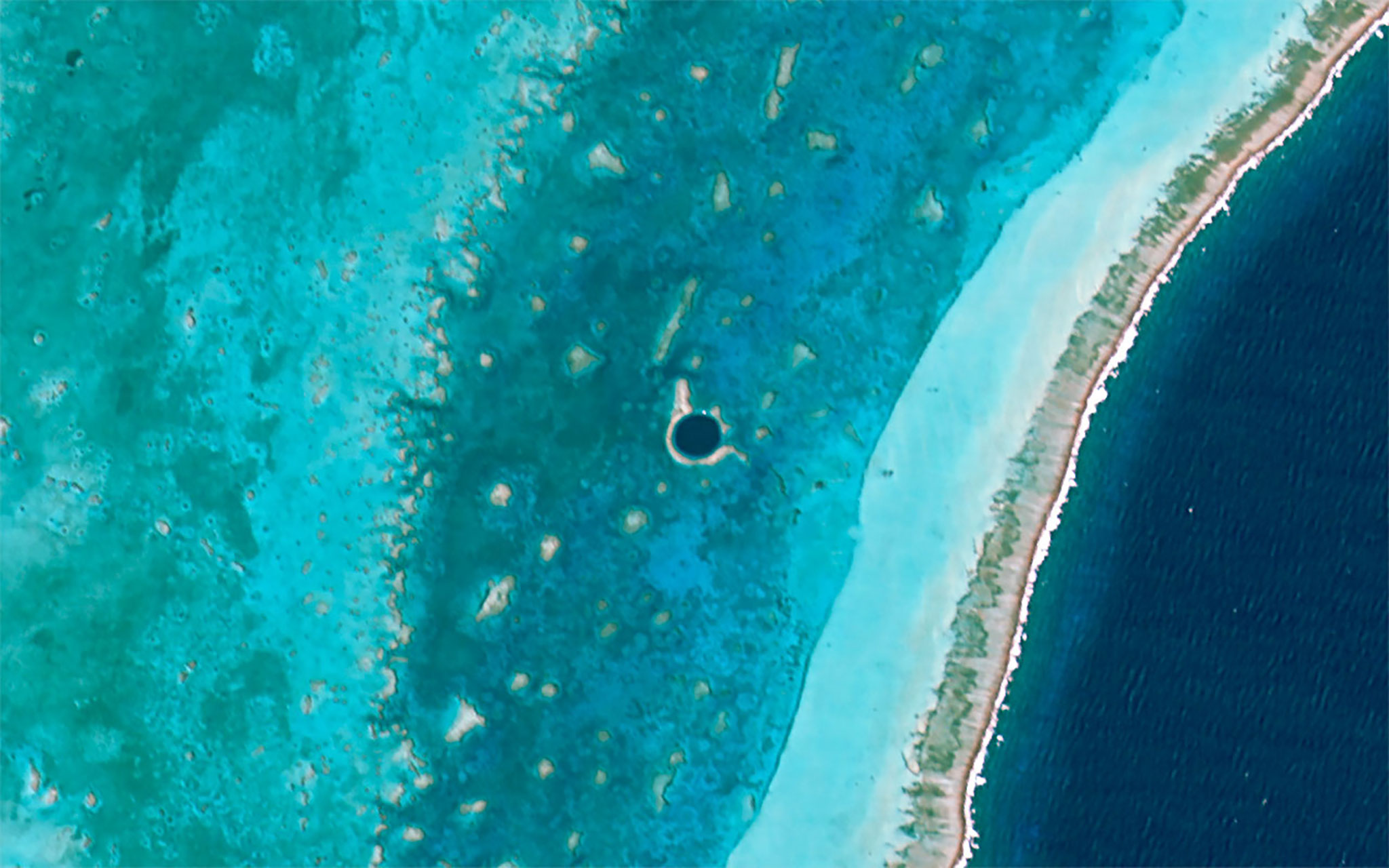 大蓝洞：世界上最大的潜艇天坑。 - Lighthouse Reef | Secret World Trip Planner