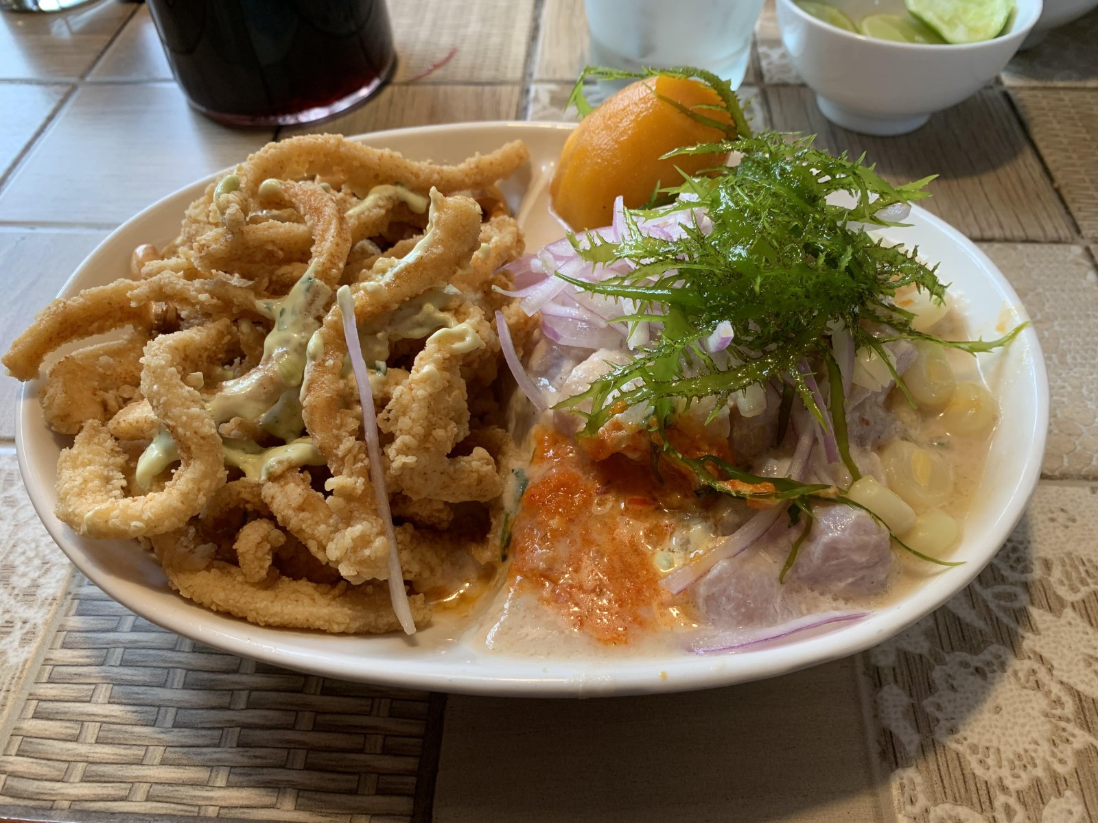 Il ceviche è un piatto a base di pesce popolare in America Latina. | Secret World Trip Planner