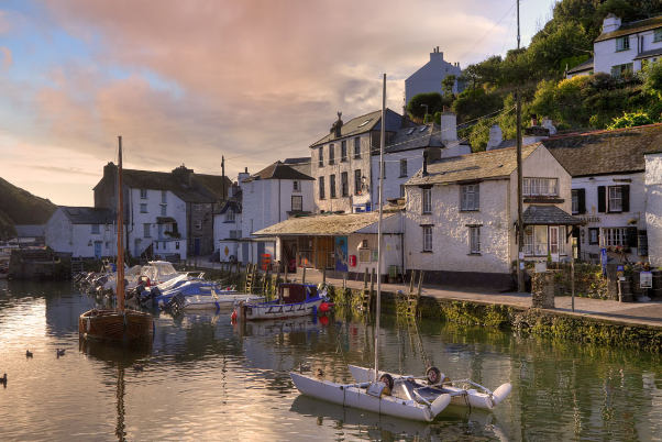 루에 근처의 멋진 해안에 있는 폴페로 - Polperro | Secret World Trip Planner