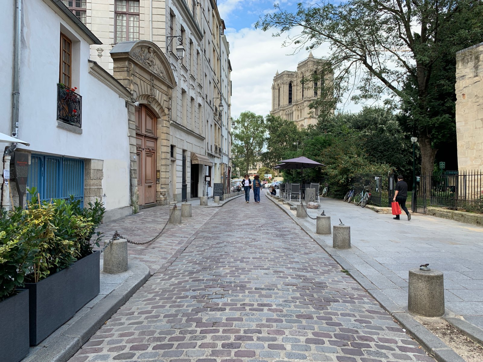 Paris | Saint-Julien-le-Pauvre - Paris | Secret World Trip Planner