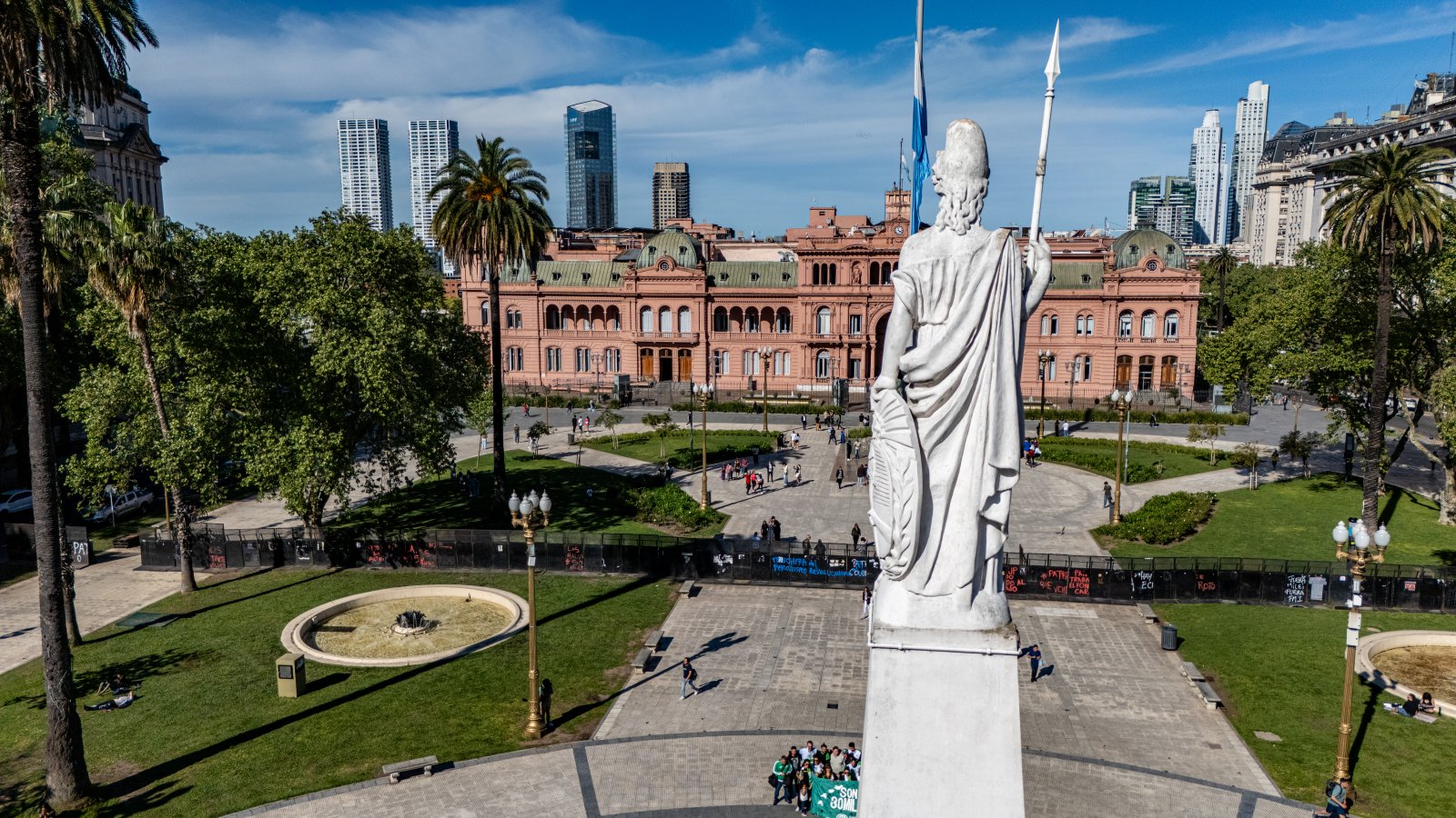 Plaza de Mayo, alun-alun utama di barrio Monserrat - Buenos Aires | Secret World Trip Planner