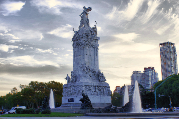 Piemineklis Carta Magna un 4 Argentīnas reģioni - Av. del Libertador | Secret World Trip Planner