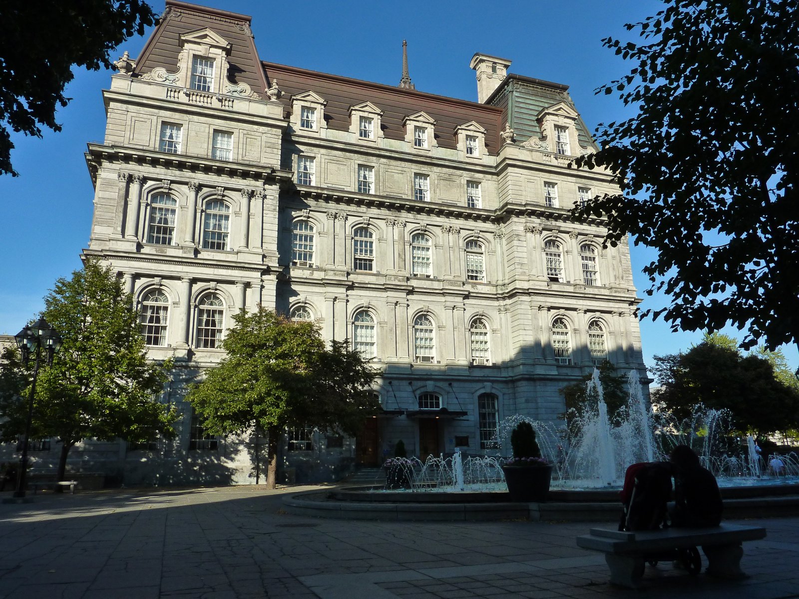 Montreal'in simgesi: Hotel de Ville de Montreal - Montréal | Secret World Trip Planner
