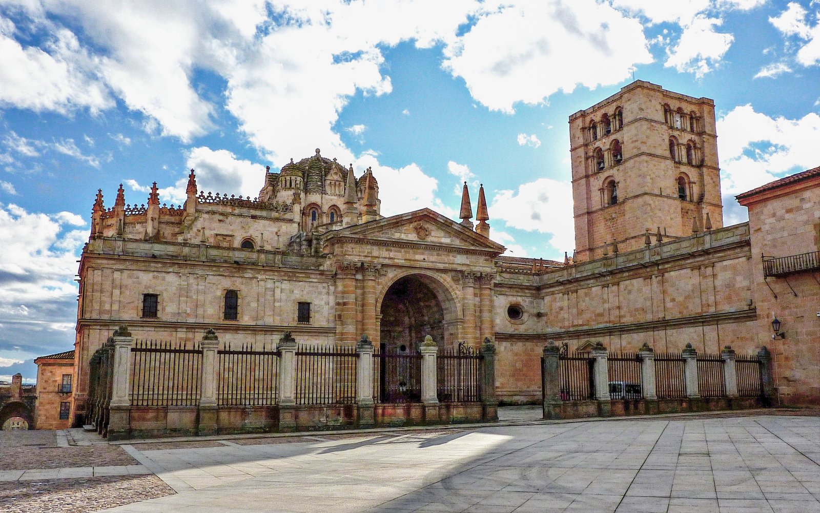 A Catedral de Zamora - Zamora | Secret World Trip Planner